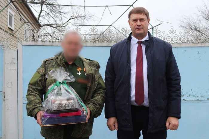 На текущей неделе Глава Благодарненского муниципального округа Александр Иванович Теньков встретился с участником специальной военной операции, прибывшим домой во временный отпуск. На текущей неделе Глава Благодарненского муниципального округа Александр Иванович Теньков встретился с участником специальной военной операции, прибывшим домой во временный отпуск.