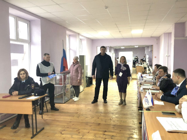 Глава Благодарненского муниципального округа Александр Иванович Теньков проверил работу нескольких избирательных участков в муниципалитете. Глава Благодарненского муниципального округа Александр Иванович Теньков проверил работу нескольких избирательных участков в муниципалитете.